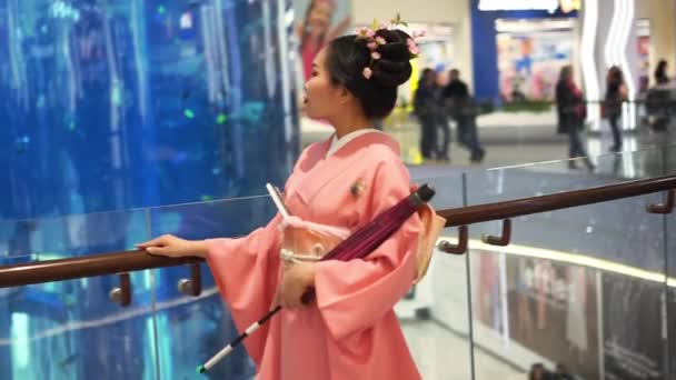 Moscú, Rusia - 5 de marzo de 2017: geisha en kimono tradicional japonés caminando durante las actuaciones en el centro comercial "Oceanía" . — Vídeos de Stock