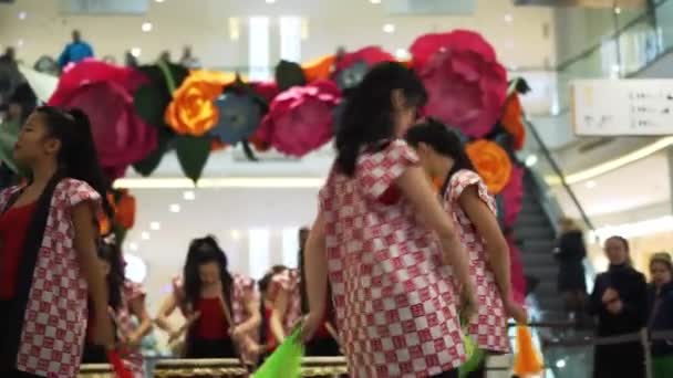Moskou, Rusland - 5 maart 2017: groep van Japanse Taiko drummers meisjes uitvoert in "Oceanië" shopping center op het slaan bij de opening van een nieuwe Uniqlo unieke kleding magazijn. Danse met funs. — Stockvideo