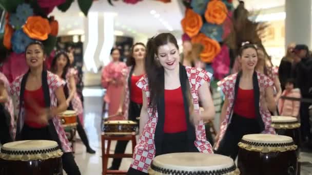 Moscou, Rússia - 5 de março de 2017: grupo de garotas japonesas bateristas Taiko se apresentam no shopping center "Oceania" na abertura de uma nova loja UNIQLO Unique Clothing Warehouse . — Vídeo de Stock