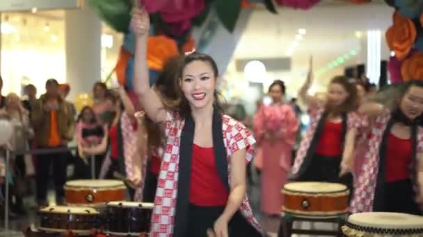 Moscow, Russia - March 5, 2017: group of Japanese Taiko drummers girls perform in "Oceania" shopping center on the at the opening of a new store UNIQLO Unique Clothing Warehouse. — Stock Video