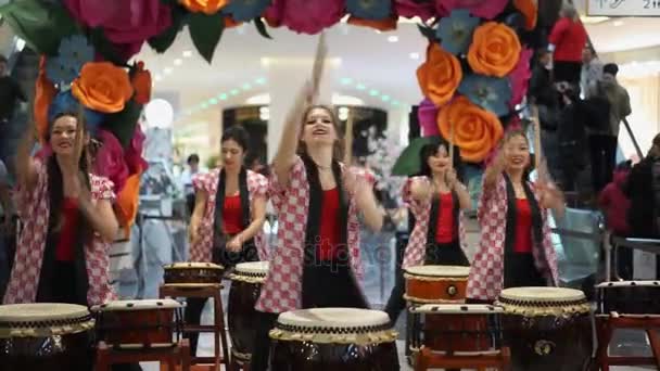 Moskva, Ryssland - 4 mars 2017: grupp av japanska Taiko trummisar flickorna utföra i "Oceania" shopping center på den vid öppnandet av en ny lagra Uniqlo unika kläder lager. — Stockvideo