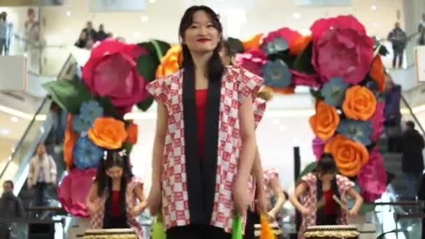 Moskva, Rusko - 5 března 2017: Skupina bubeníků Taiko japonské dívky provádět v nákupním centru na "Oceania" na otevření nového ukládat jedinečné sklad oblečení Uniqlo. Danse s funs. — Stock video