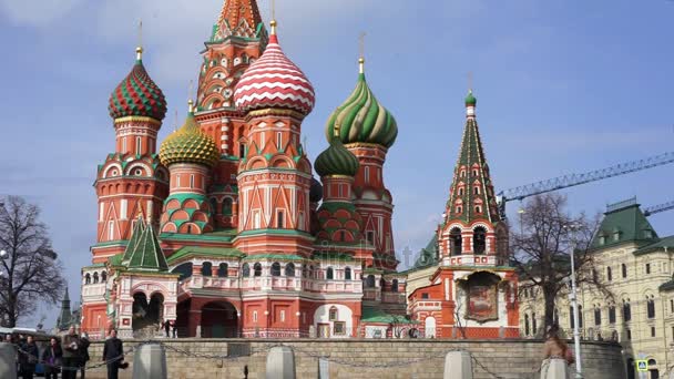 Moskva, Ryssland - 15 mars 2017: St Basil's cathedral. Människor promenera på Röda torget, Moskva. — Stockvideo