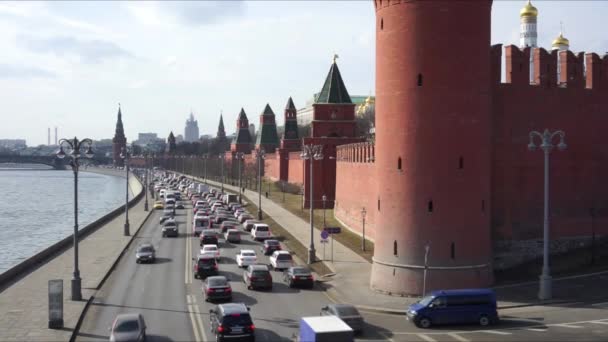Moscow, Oroszország - március 15,2017: A forgalom a Kreml rakparton — Stock videók