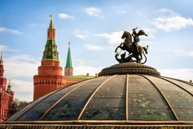 Saint George, Kutsal hamisi Moskova'nın bir heykelin taç cam kubbe. Manezhnaya Meydanı. Köşe Arsenal (Uglovaya Arsenalanya) kule Moskova Kremlin,
