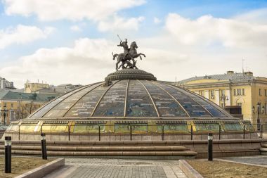 Saint George, Kutsal hamisi Moskova'nın bir heykelin taç cam kubbe. Manezhnaya Meydanı.