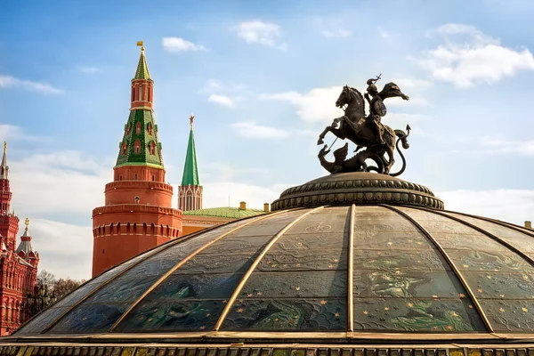 Glaskuppel, gekrönt von einer Statue des Heiligen Georges, des heiligen Schutzpatrons von Moskau. Maneschnaja Platz. der Eckarsenal (uglovaya arsenalanya) Turm des Moskauer Kreml, — Stockfoto