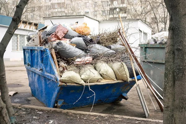 Contenitore per rifiuti da costruzione pieno di rifiuti in strada — Foto Stock