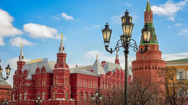 Das staatliche historische Museum Russlands. befindet sich zwischen dem Roten Platz und dem Manegenplatz in Moskau, dem Eckarsenal (uglowaja arsenalanya) Turm des Moskauer Kreml. — Stockfoto