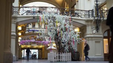 Moskova, Rusya - 15 Şubat 2017: Sakız (mağaza) veya orta evrensel mağazası. İnsanlar kapalı yapay çiçek açan ağacın yanında yürümek.