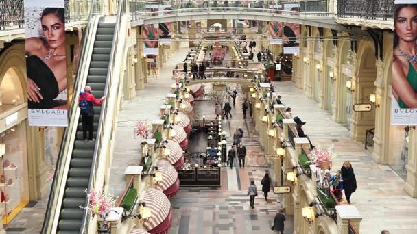 Moskau, Russland - 15. März 2017: Kaugummi (Kaufhaus) oder zentrale Universalkaufhaus-Interieurs. Menschen gehen ins Haus. — Stockvideo