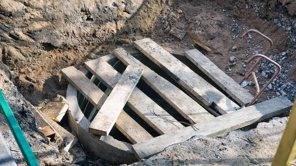 Le puits d'eau libre, recouvert de planches de bois — Photo