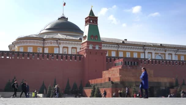 Mosca, Russia - 15 marzo 2017: la gente cammina per strada vicino al muro del Cremlino e al Mausoleo . — Video Stock
