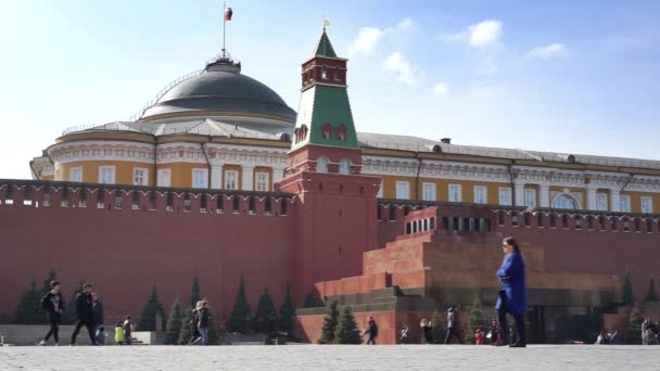 Moscou, Rússia - 15 de março de 2017: as pessoas caminham na rua perto do muro do Kremlin e do Mausoléu . — Vídeo de Stock