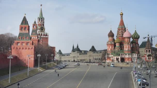Moszkva Vörös tér. St Basils katedrális és Spasskaya-torony. — Stock videók