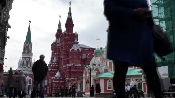 Mosca, Russia - 15 marzo 2017: Cattedrale di Kazan, Mosca e torri del Cremlino di Mosca. Persone che camminano per strada . — Video Stock