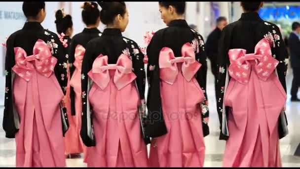 Moskau, russland - 24. März 2017: Eine Gruppe japanischer Geishas im traditionellen japanischen Kimono verschwindet in einem Einkaufszentrum rivierra. die Performance, die dem neuen japanischen Uniqlo Store in Moskau gewidmet ist. — Stockvideo