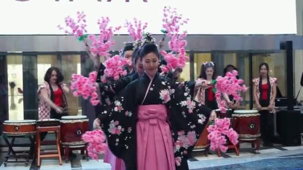 Moskva, Rusko - 24. března 2017: Skupina japonské gejši v tradiční japonské kimono tančí v obchoďáku Riviera. Výkon pro nové úložiště Uniqlo v Moskvě. Tancuj s sakura. — Stock video
