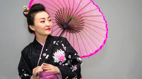 Beautiful geisha in traditional japanese kimono with parasol — Stock Photo, Image