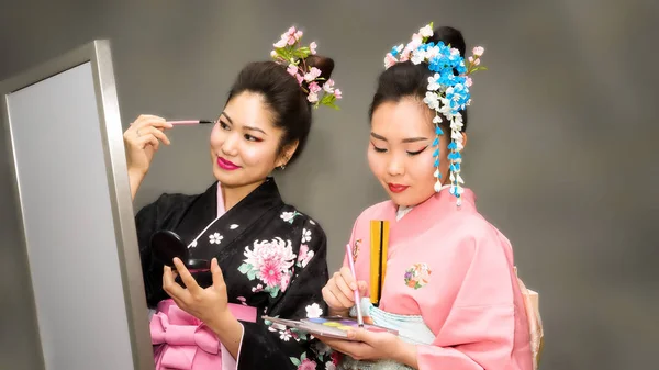 Artistas estão se preparando para a performance. Nos bastidores. Gueixa em maquiagem tradicional japonesa quimono . — Fotografia de Stock