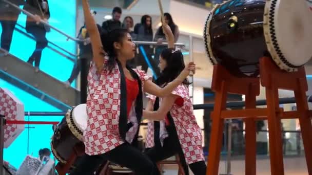 Moscou, Rússia - 25 de março de 2017: grupo de garotas japonesas bateristas Taiko se apresentam no centro comercial Kaleidoscope na abertura de uma nova loja UNIQLO Unique Clothing Warehouse . — Vídeo de Stock