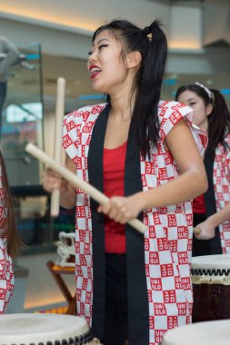 Moskova, Rusya - 25 Şubat 2017: grup Japon Taiko davulcular kızlar gerçekleştirmek üzerinde Kaleidoscope alışveriş merkezinde yeni bir açılışında Uniqlo benzersiz giyim ambar depolamak.