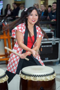 Moskova, Rusya - 25 Şubat 2017: grup Japon Taiko davulcular kızlar gerçekleştirmek üzerinde Kaleidoscope alışveriş merkezinde yeni bir açılışında Uniqlo benzersiz giyim ambar depolamak.