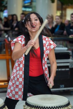 Moskova, Rusya - 25 Şubat 2017: grup Japon Taiko davulcular kızlar gerçekleştirmek üzerinde Kaleidoscope alışveriş merkezinde yeni bir açılışında Uniqlo benzersiz giyim ambar depolamak.