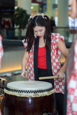 Moskova, Rusya - 25 Şubat 2017: grup Japon Taiko davulcular kızlar gerçekleştirmek üzerinde Kaleidoscope alışveriş merkezinde yeni bir açılışında Uniqlo benzersiz giyim ambar depolamak.