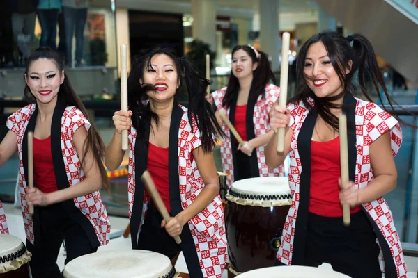 Moskva, Ryssland - 25 mars 2017: grupp av japanska Taiko trummisar flickorna utföra i Kalejdoskop shopping center på den vid öppnandet av en ny lagra Uniqlo unika kläder lager. — Stockfoto