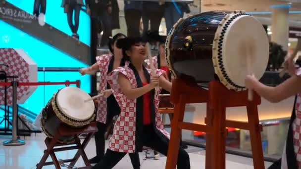 Moskva, Ryssland - 25 mars 2017: grupp av japanska Taiko trummisar flickorna utföra i Kalejdoskop köpcentrum vid öppnandet av en ny butik Uniqlo unika kläder lager. — Stockvideo