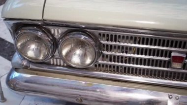 Moskova, Rusya - 26 Şubat 2017: Retro Moskvitch. Dört top versiyonu M-408 ön bakan. Seri olarak 1964-1975 yılında küçük arabalar Moskova fabrikada üretilen.