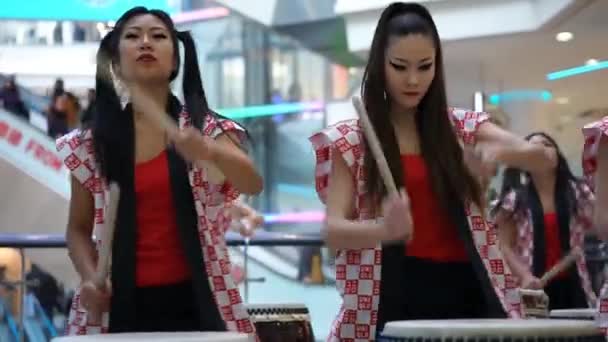 Moskva, Rusko - 25 března 2017: Skupina bubeníků japonské Taiko, dívky provádět v nákupním centru na otevření nového obchodu Uniqlo jedinečné oděvní sklad kaleidoskop. — Stock video