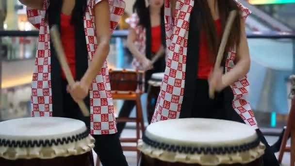 Moscou, Russie - 25 mars 2017 : un groupe de batteuses japonaises de Taiko se produit dans le centre commercial Kaléidoscope lors de l'ouverture d'un nouveau magasin UNIQLO Unique Clothing Warehouse . — Video