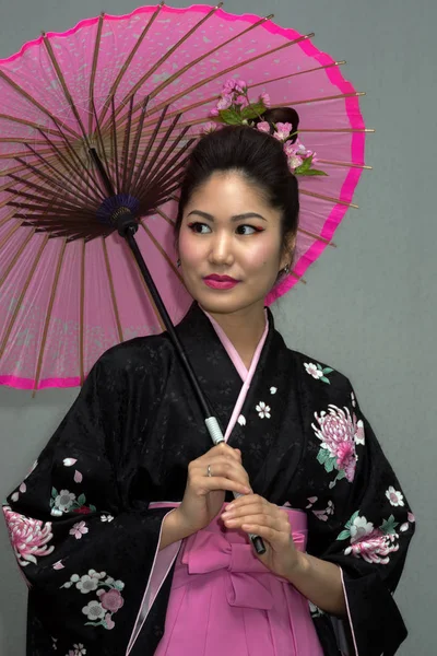 Prachtige geisha in traditionele Japanse kimono met parasol — Stockfoto