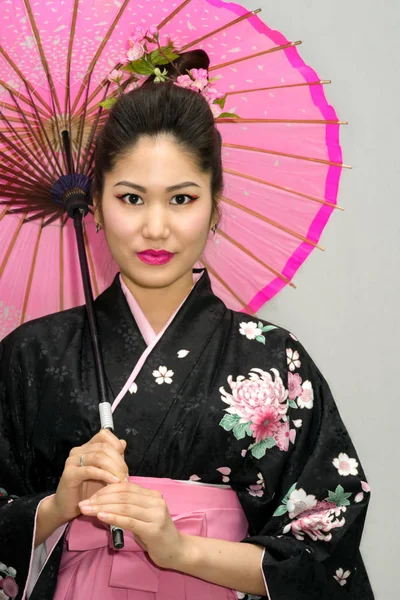 Красивая гейша в традиционном японском кимоно с зонтиком — стоковое фото