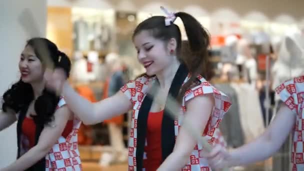 Moscou, Rússia - 24 de março de 2017: grupo de garotas japonesas bateristas Taiko se apresentam no centro comercial Riviera na abertura de uma nova loja UNIQLO Unique Clothing Warehouse . — Vídeo de Stock