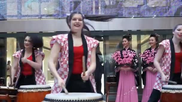 Moskva, Ryssland - 24 mars 2017: grupp av japanska Taiko trummisar flickorna utföra i Riviera köpcentrum vid öppnandet av en ny butik Uniqlo unika kläder lager. — Stockvideo