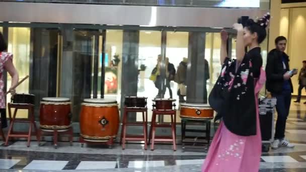 Moscou, Russie - 24 mars 2017 : groupe de tambours taiko et de geishas japonais dansant traditionnellement le kimono dans un centre commercial Riviera. La performance dédiée à la nouvelle boutique japonaise Uniqlo à Moscou . — Video