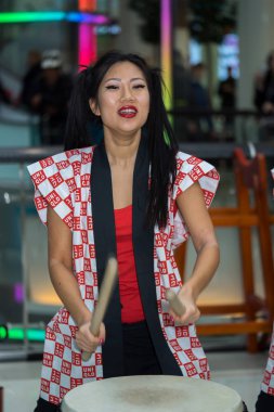 Moskova, Rusya - 25 Şubat 2017: grup Japon Taiko davulcular kızlar gerçekleştirmek üzerinde Kaleidoscope alışveriş merkezinde yeni bir açılışında Uniqlo benzersiz giyim ambar depolamak.