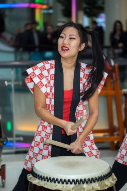 Moskova, Rusya - 25 Şubat 2017: grup Japon Taiko davulcular kızlar gerçekleştirmek üzerinde Kaleidoscope alışveriş merkezinde yeni bir açılışında Uniqlo benzersiz giyim ambar depolamak.