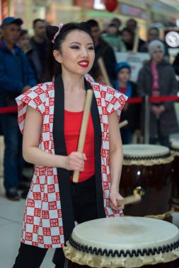 Moskova, Rusya - 25 Şubat 2017: grup Japon Taiko davulcular kızlar gerçekleştirmek üzerinde Kaleidoscope alışveriş merkezinde yeni bir açılışında Uniqlo benzersiz giyim ambar depolamak.
