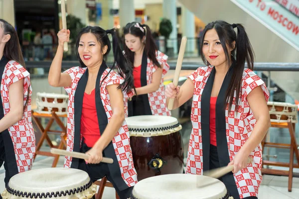 Moskva, Ryssland - 25 mars 2017: grupp av japanska Taiko trummisar flickorna utföra i Kalejdoskop shopping center på den vid öppnandet av en ny lagra Uniqlo unika kläder lager. — Stockfoto