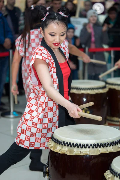 Moskva, Ryssland - 25 mars 2017: grupp av japanska Taiko trummisar flickorna utföra i Kalejdoskop shopping center på den vid öppnandet av en ny lagra Uniqlo unika kläder lager. — Stockfoto