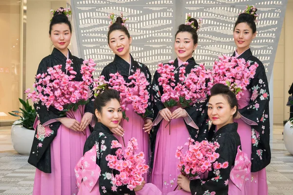 Moscou, Rússia - 24 de março de 2017: grupo de meninas gueixa japonesas em quimono tradicional no centro comercial Riviera na abertura de uma nova loja UNIQLO Unique Clothing Warehouse . — Fotografia de Stock