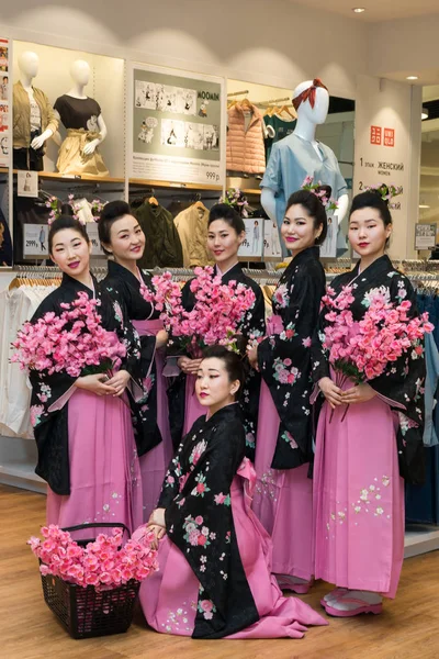 : Μόσχα, Ρωσία – 24 Μαρτίου 2017: ομάδα ιαπωνική γκέισα κορίτσια σε παραδοσιακό κιμονό σε Riviera εμπορικό κέντρο κατά το άνοιγμα ενός νέου καταστήματος μοναδική αποθήκη ρούχα Uniqlo. — Φωτογραφία Αρχείου
