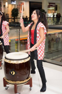 Moskova, Rusya - 25 Şubat 2017: grup Japon Taiko davulcular kızlar gerçekleştirmek üzerinde Kaleidoscope alışveriş merkezinde yeni bir açılışında Uniqlo benzersiz giyim ambar depolamak.