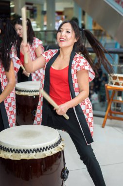Moskova, Rusya - 25 Şubat 2017: grup Japon Taiko davulcular kızlar gerçekleştirmek üzerinde Kaleidoscope alışveriş merkezinde yeni bir açılışında Uniqlo benzersiz giyim ambar depolamak.