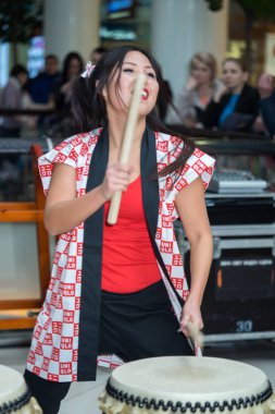 Moskova, Rusya - 25 Şubat 2017: grup Japon Taiko davulcular kızlar gerçekleştirmek üzerinde Kaleidoscope alışveriş merkezinde yeni bir açılışında Uniqlo benzersiz giyim ambar depolamak.