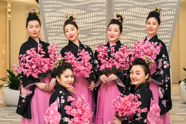 Moscou, Rússia - 24 de março de 2017: grupo de meninas gueixa japonesas em quimono tradicional no centro comercial Riviera na abertura de uma nova loja UNIQLO Unique Clothing Warehouse . — Fotografia de Stock